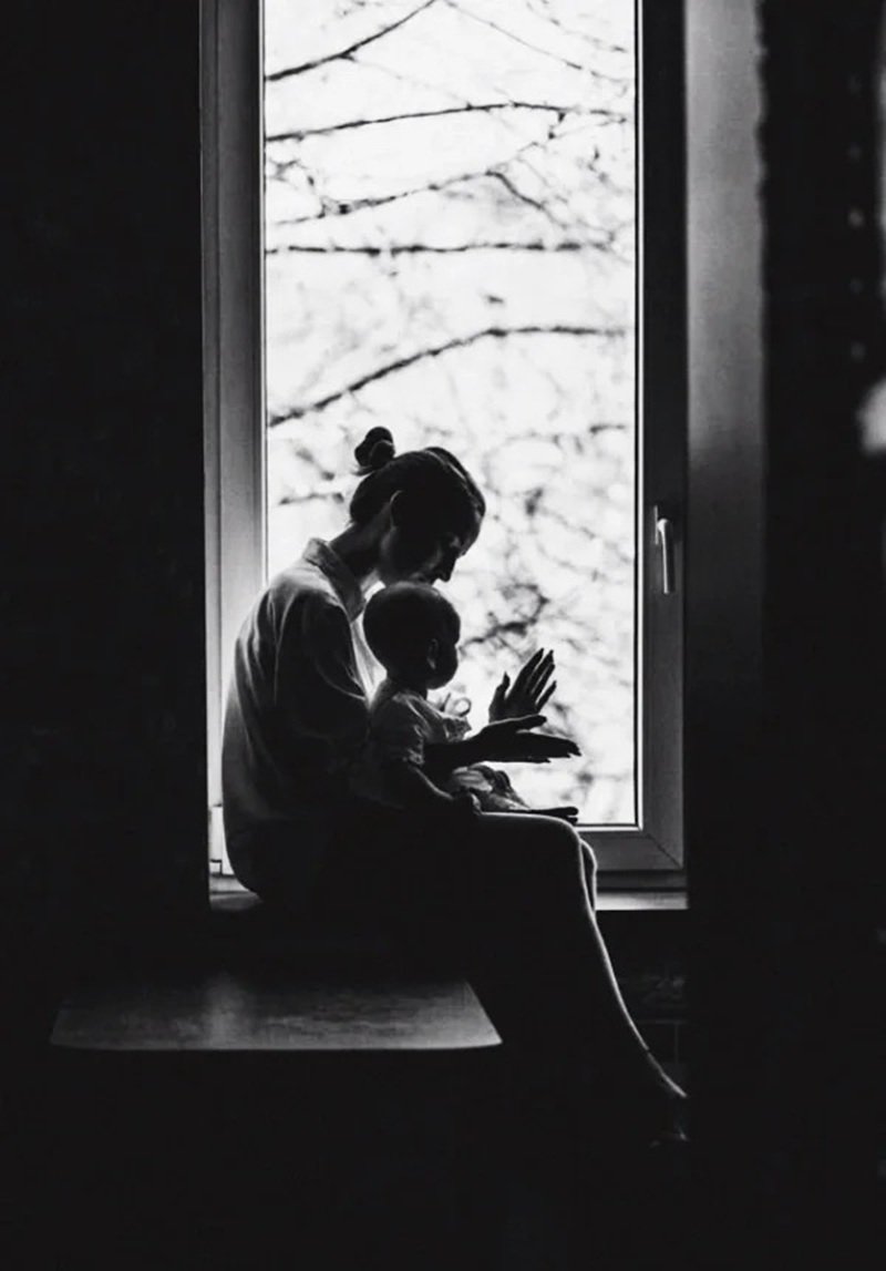 hình ảnh mẹ đơn thân buồn 1