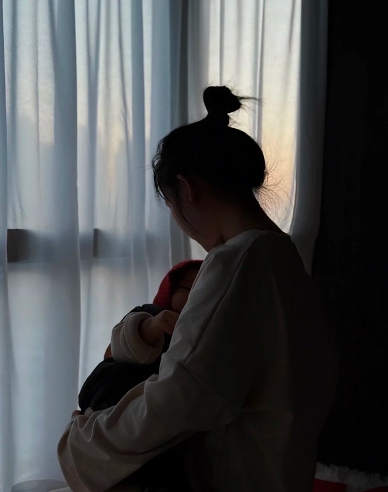 hình ảnh mẹ đơn thân buồn 29