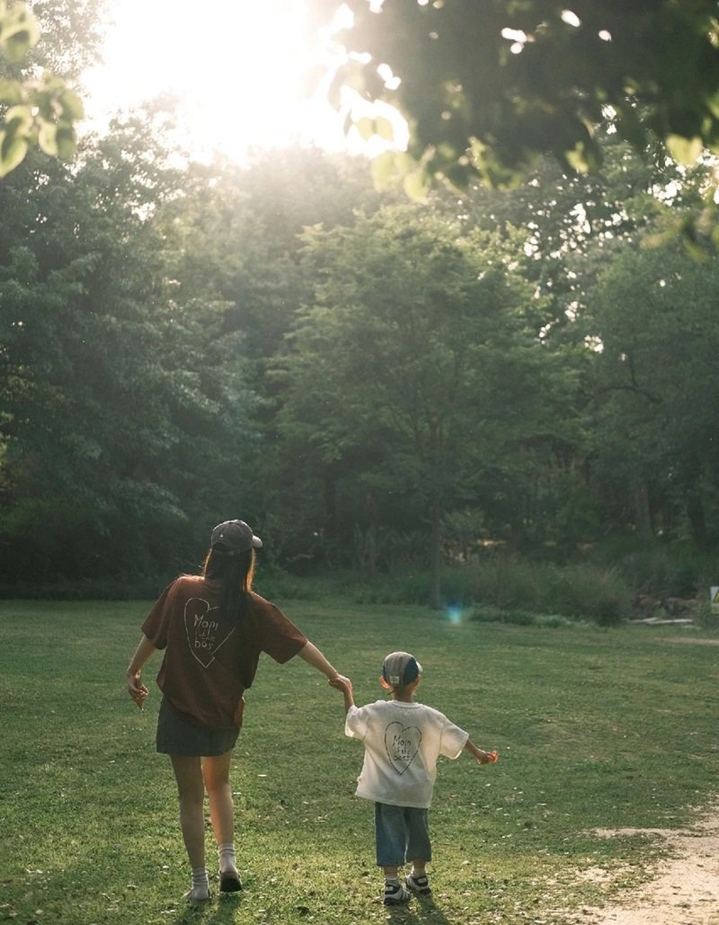 hình ảnh mẹ đơn thân buồn 7