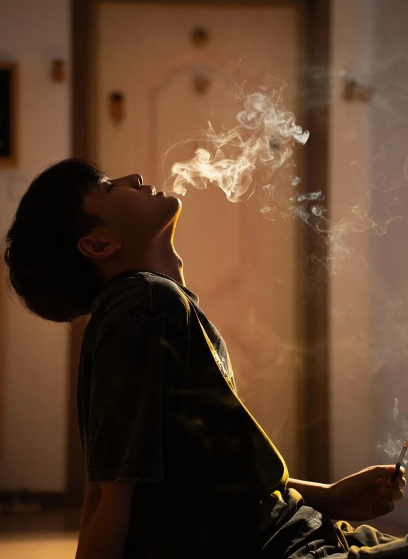 hình ảnh buồn nam hút thuốc 14