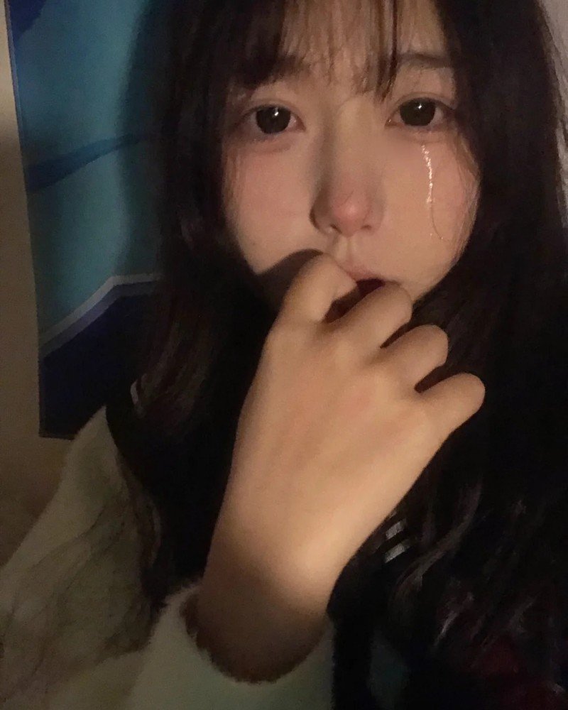 hình ảnh buồn nữ khóc che mặt 10