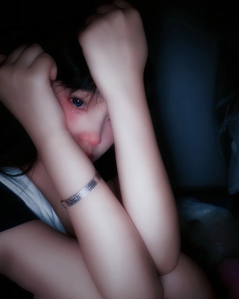 hình ảnh buồn nữ khóc che mặt 15