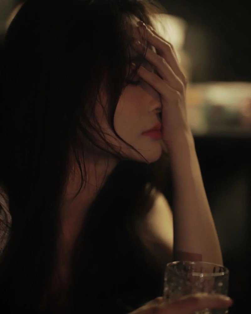 hình ảnh buồn nữ khóc che mặt 16