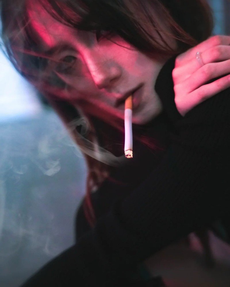 hình ảnh hút thuốc buồn nữ 12