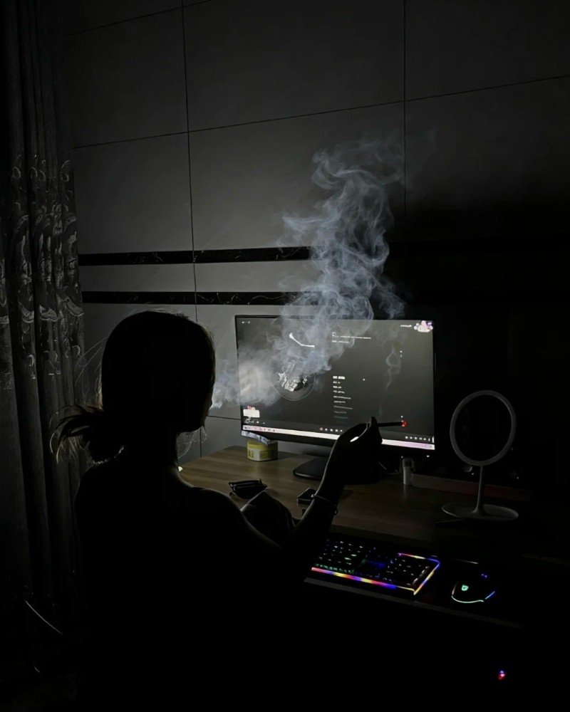 hình ảnh hút thuốc buồn nữ 13