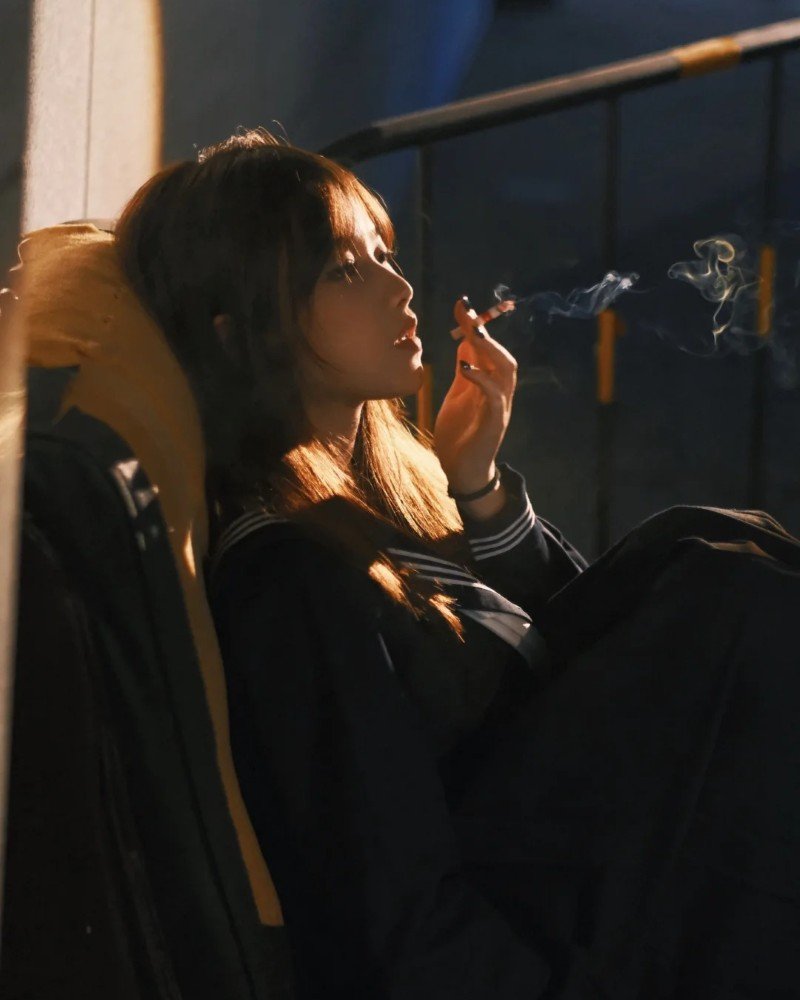 hình ảnh hút thuốc buồn nữ 17