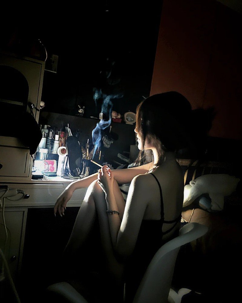 hình ảnh hút thuốc buồn nữ 7