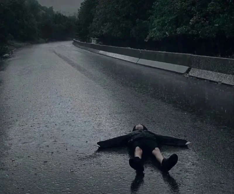 hình ảnh mệt mỏi muốn buông xuôi tất cả 4