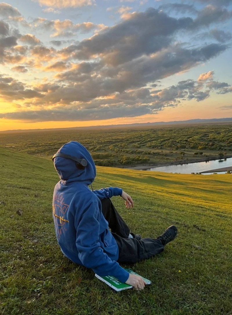 hình ảnh nam ngồi buồn 1 mình 9