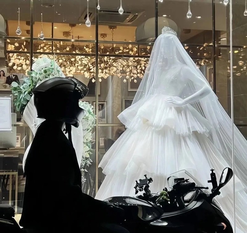 Ảnh Đứng Nhìn Váy Cưới Buồn