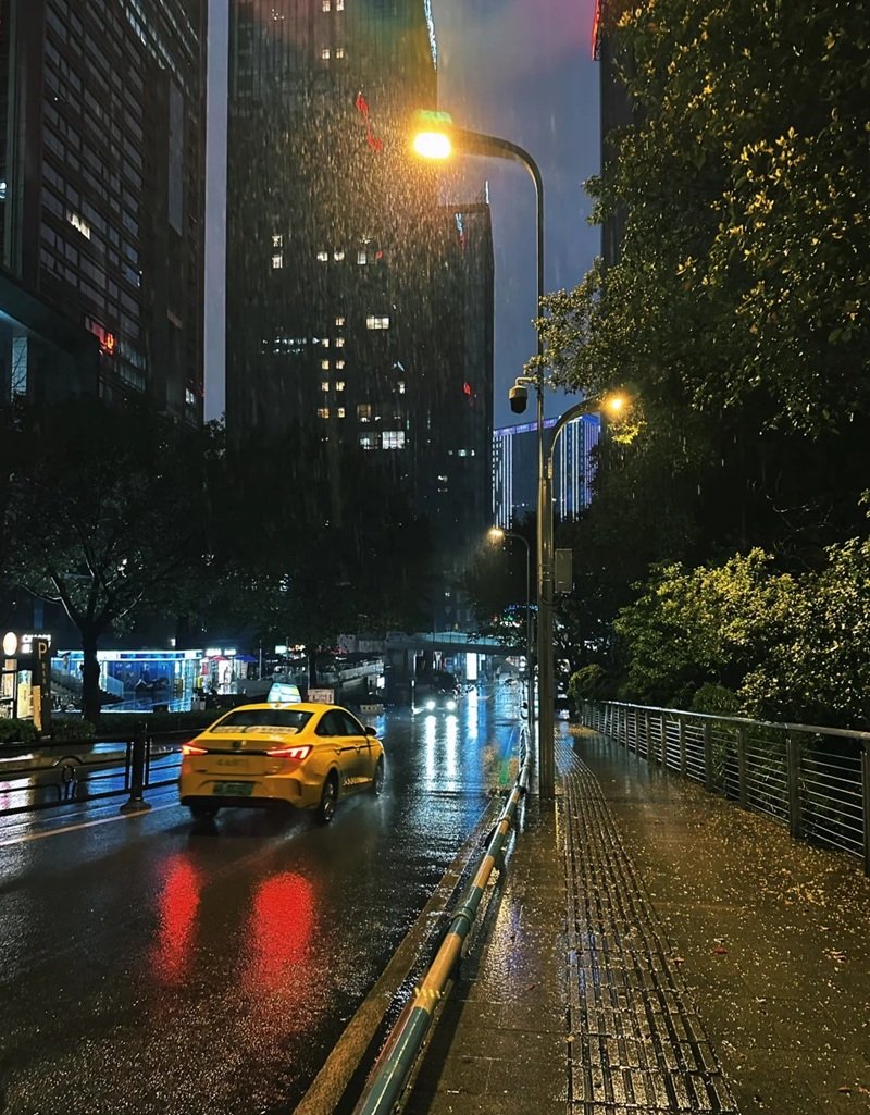 Ảnh thành phố về đêm buồn