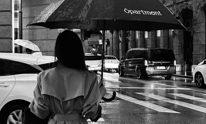 Chụp ảnh ảnh đi dưới mưa buồn