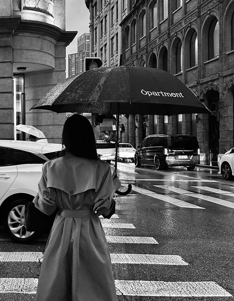 Chụp ảnh ảnh đi dưới mưa buồn