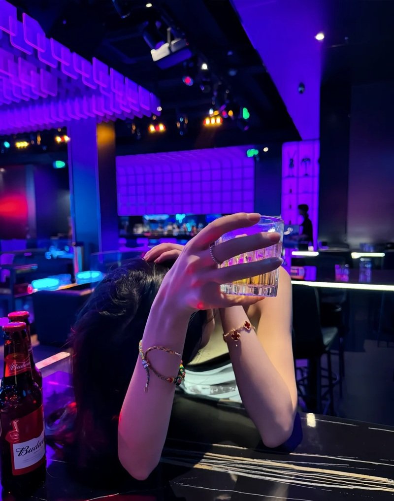 Hình ảnh tay cầm bia buồn