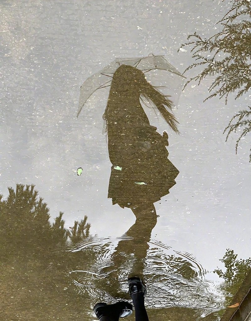 Stt ảnh đi dưới mưa buồn