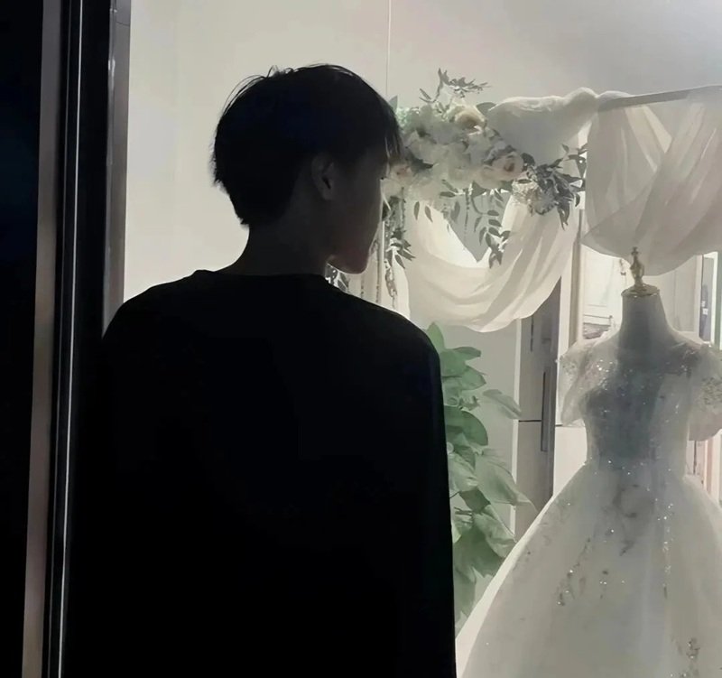 Trend Tiktok Nhìn Váy Cưới Buồn