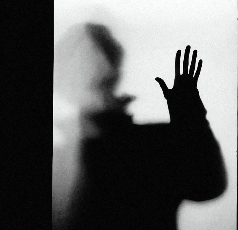 ảnh buồn màu đen 38