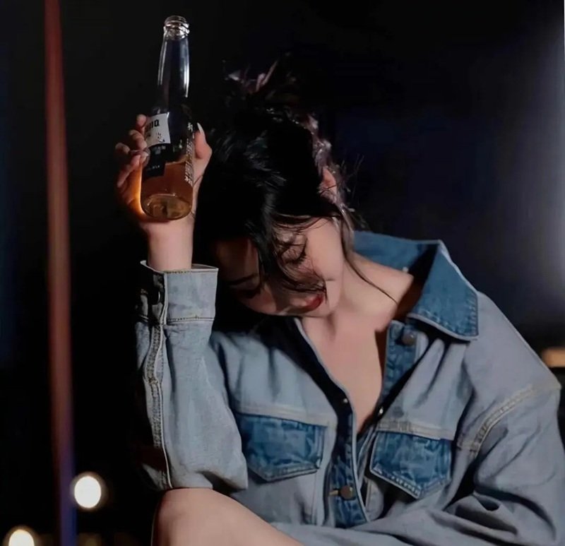 ảnh buồn tâm trạng uống rượu