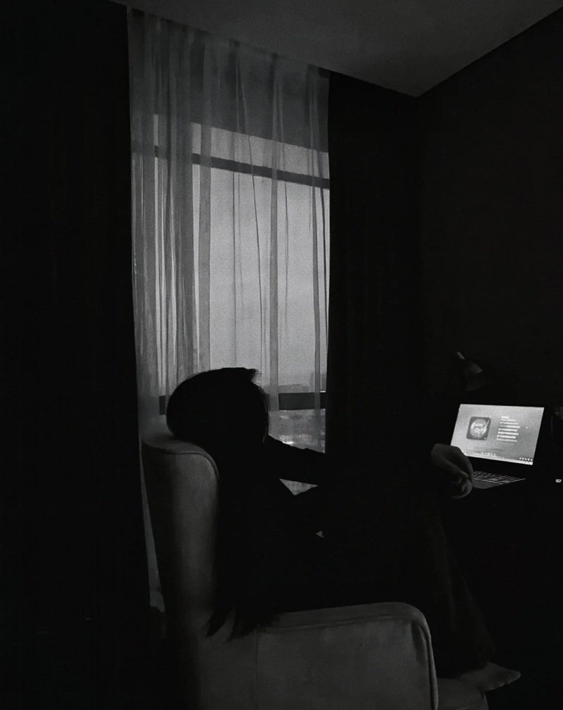 ảnh buồn trắng đen 29