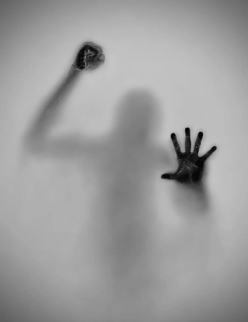 ảnh buồn trắng đen 31