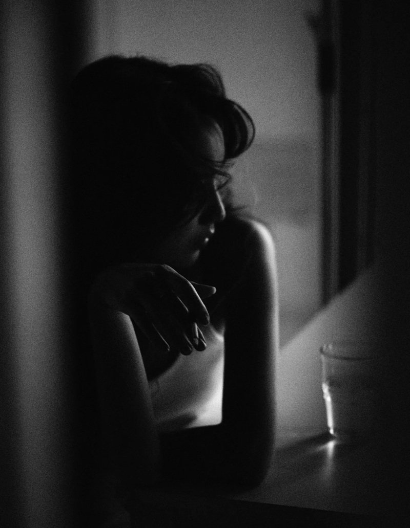 ảnh chất buồn nữ trắng đen