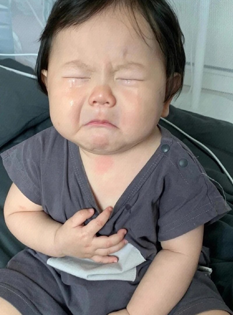 ảnh em bé khóc cute 13