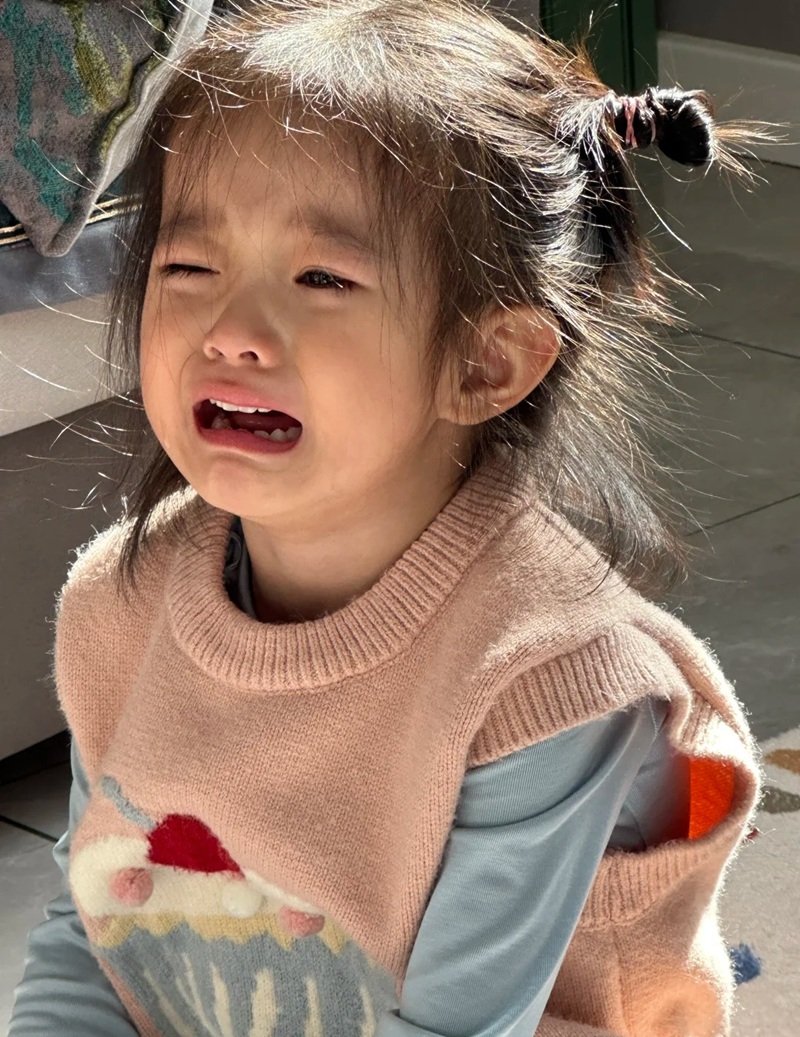 ảnh em bé khóc cute 15