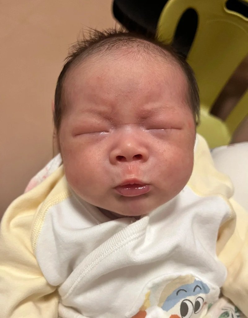 ảnh em bé khóc cute 18