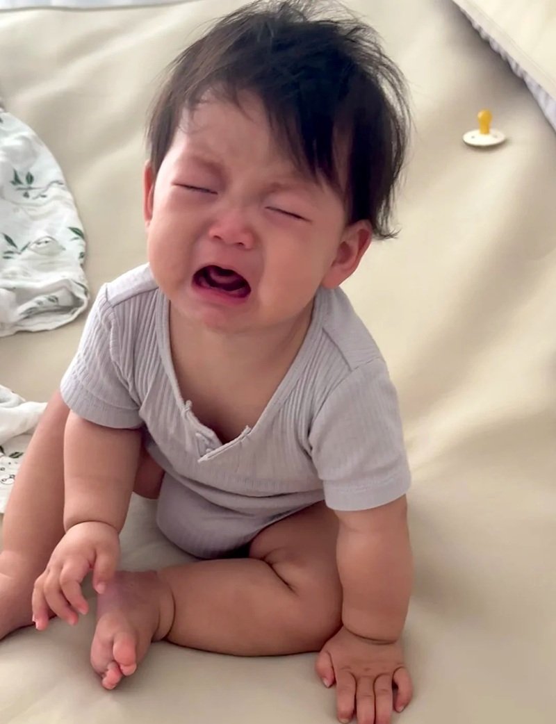 ảnh em bé khóc cute 20