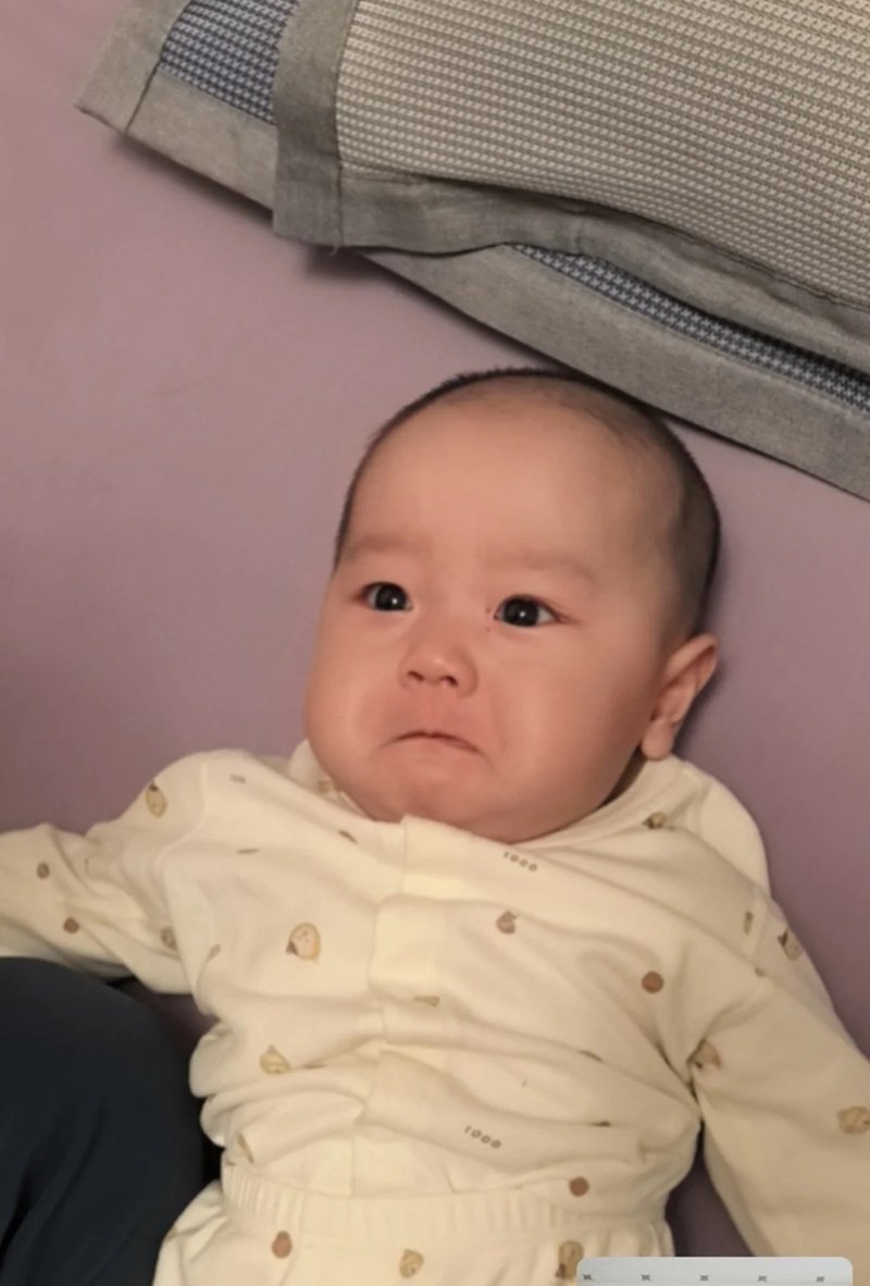 ảnh em bé khóc cute 25