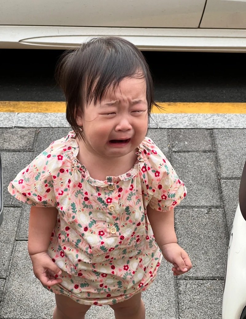 ảnh em bé khóc cute 26