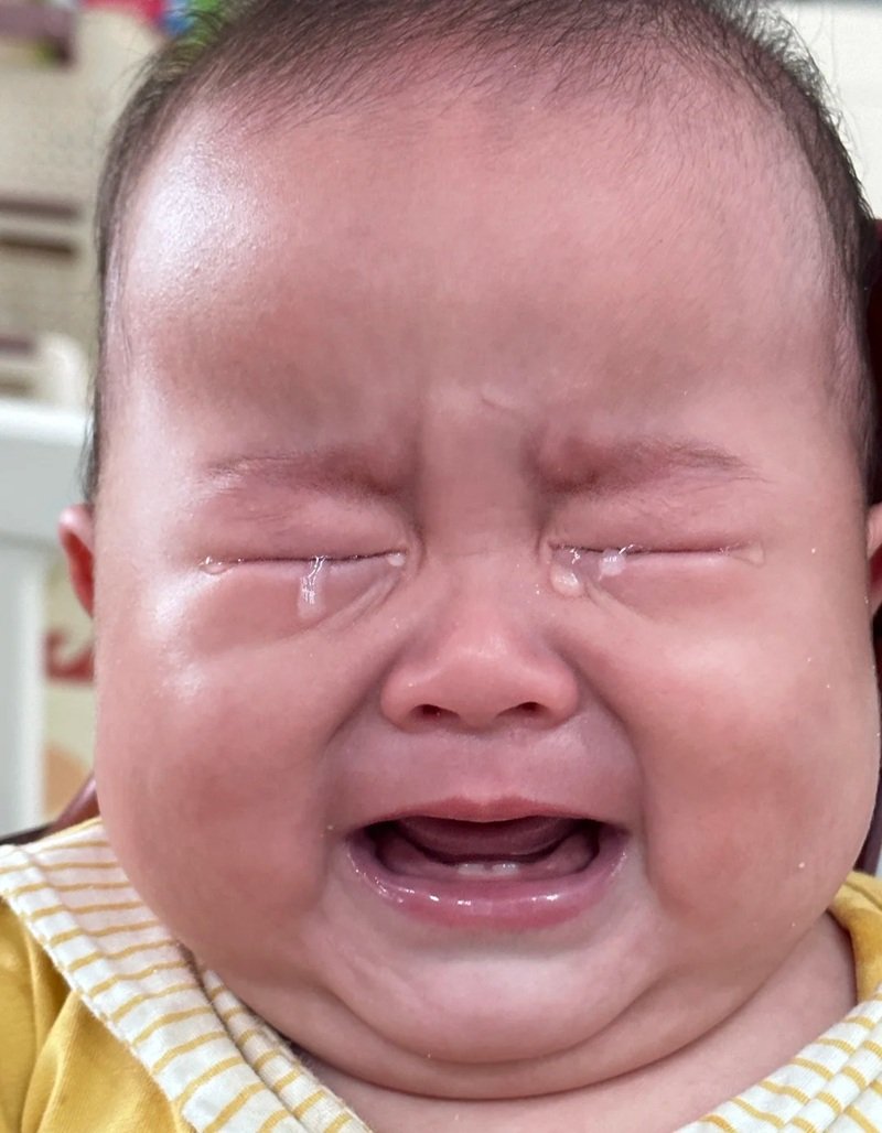 ảnh em bé khóc cute 3