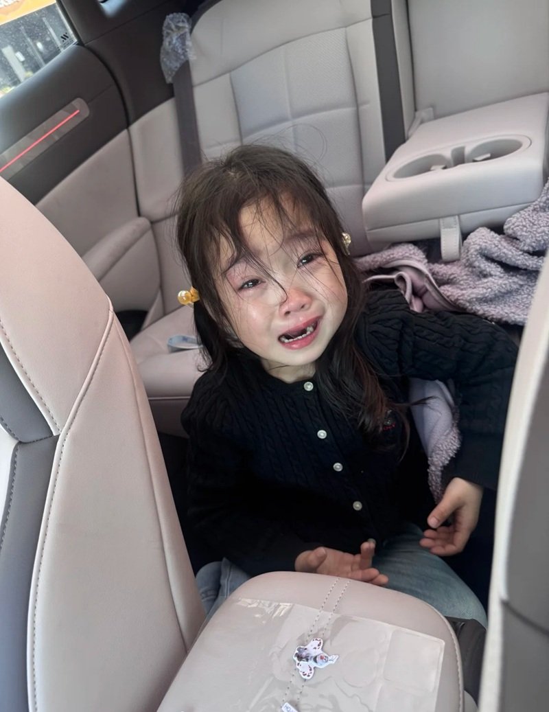 ảnh em bé khóc cute 30