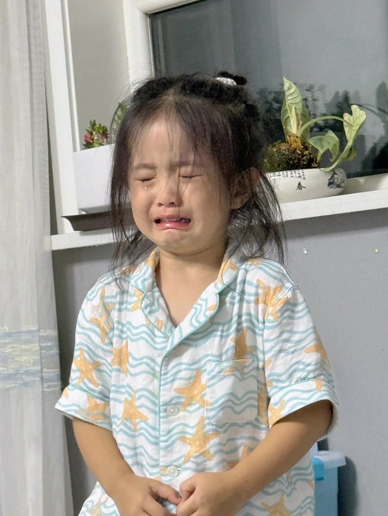 ảnh em bé khóc cute 31