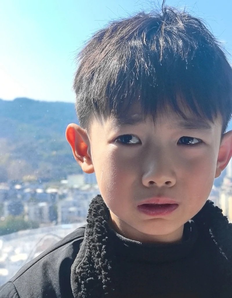 ảnh em bé khóc cute 32