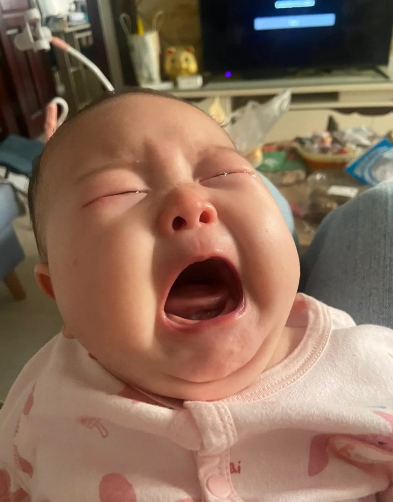 ảnh em bé khóc cute 34