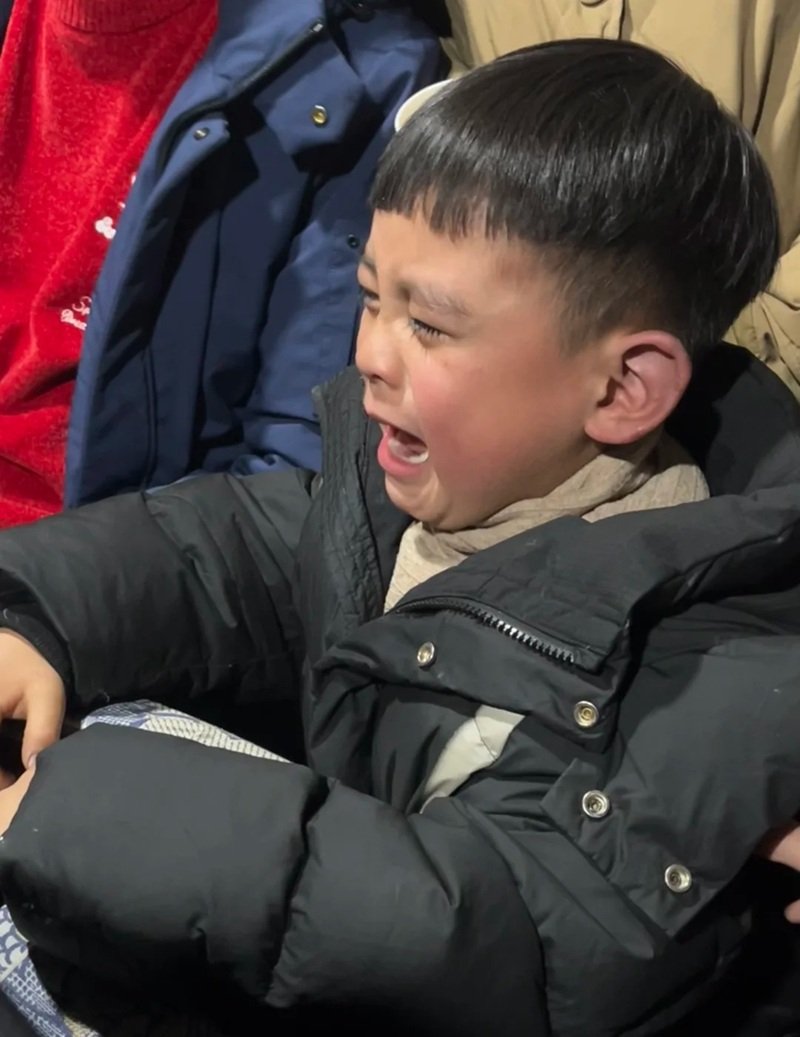 ảnh em bé khóc cute 35