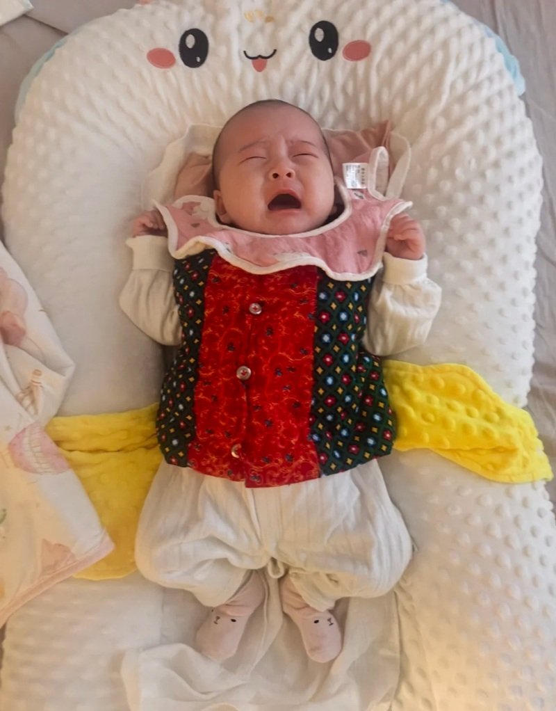 ảnh em bé khóc cute 36