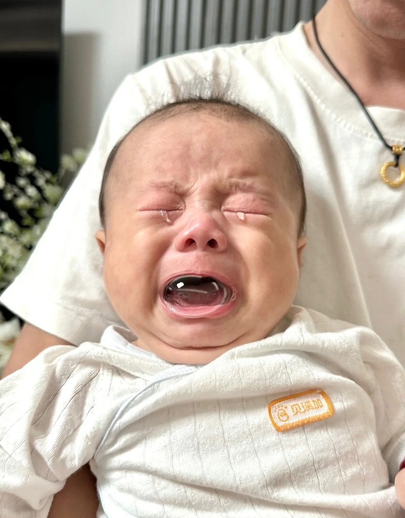 ảnh em bé khóc cute 4