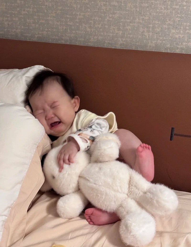 ảnh em bé khóc cute 41