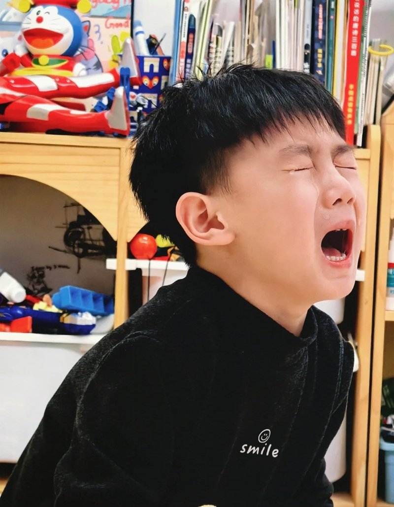 ảnh em bé khóc cute 6