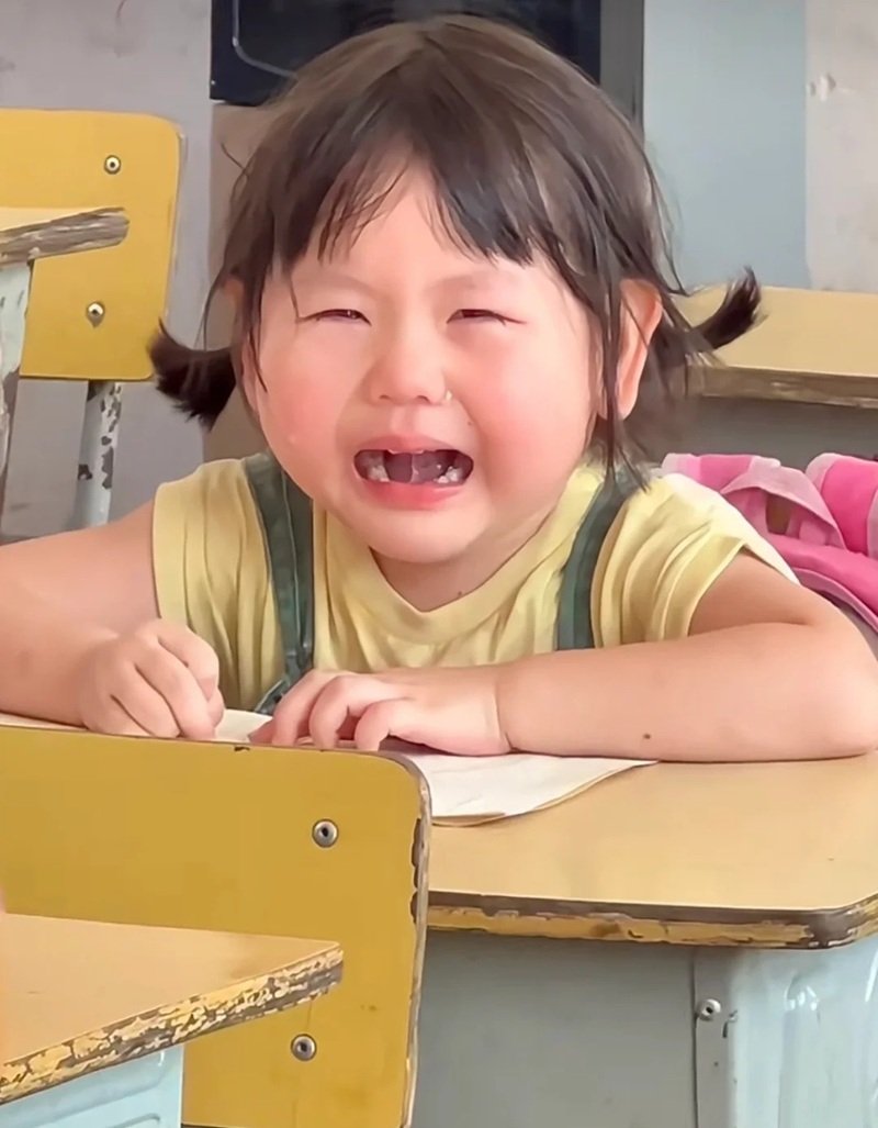 ảnh em bé khóc cute 9