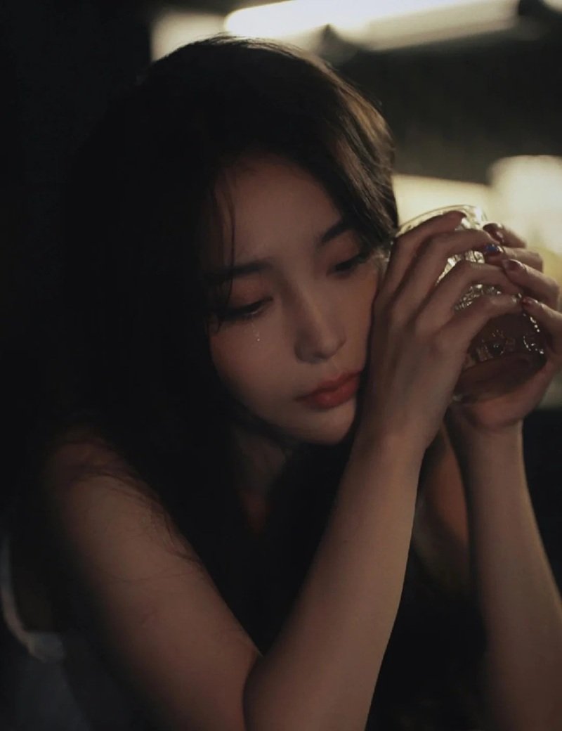 hình ảnh cô gái buồn ngồi khóc