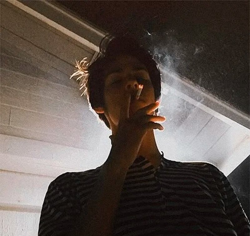 hình ảnh con trai buồn cô đơn hút thuốc