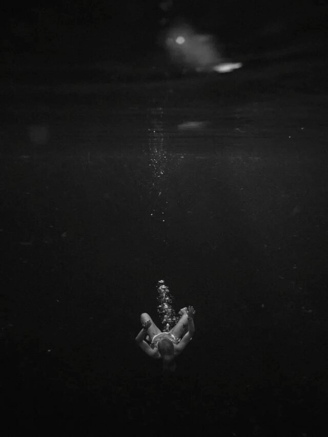 Tải ảnh đen buồn thể hiện cảm xúc khi cuộc sống mệt mỏi