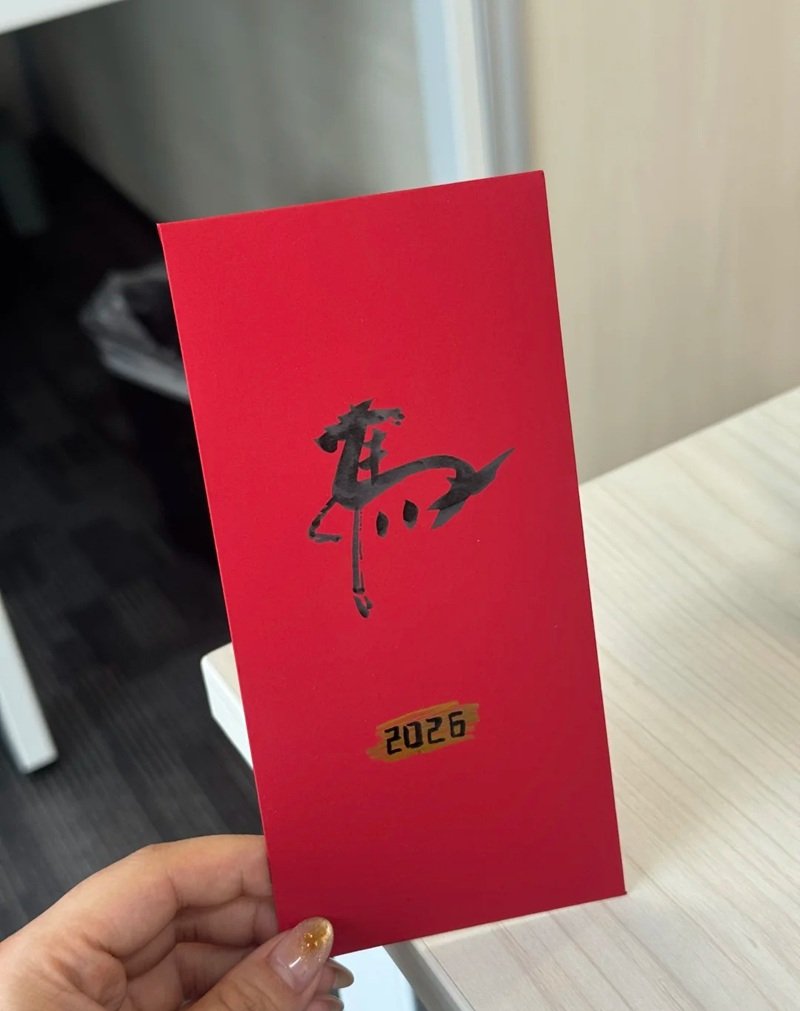 Vẽ bao lì xì may mắn với họa tiết hoa mai