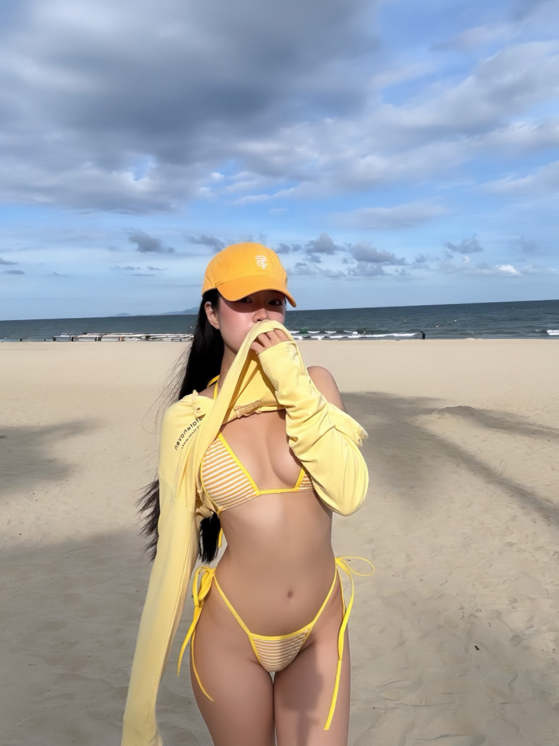 gái vú to mặc bikini 6