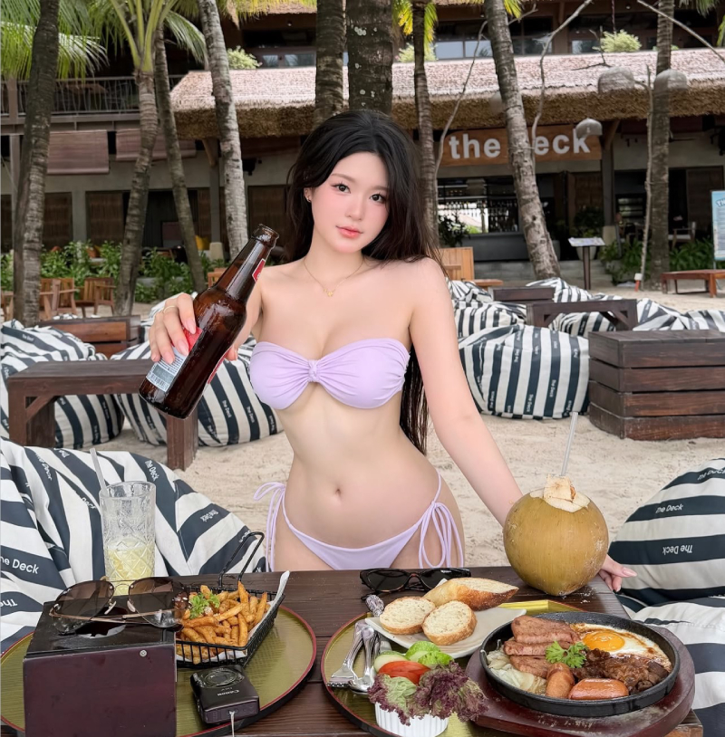 gái vú to mặc bikini 7