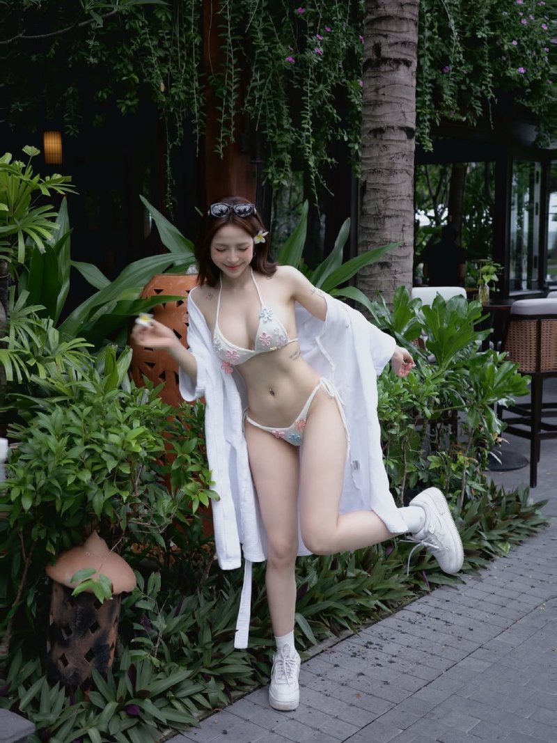 Ảnh gái xinh mặc bikini trắng tạo dáng đẹp